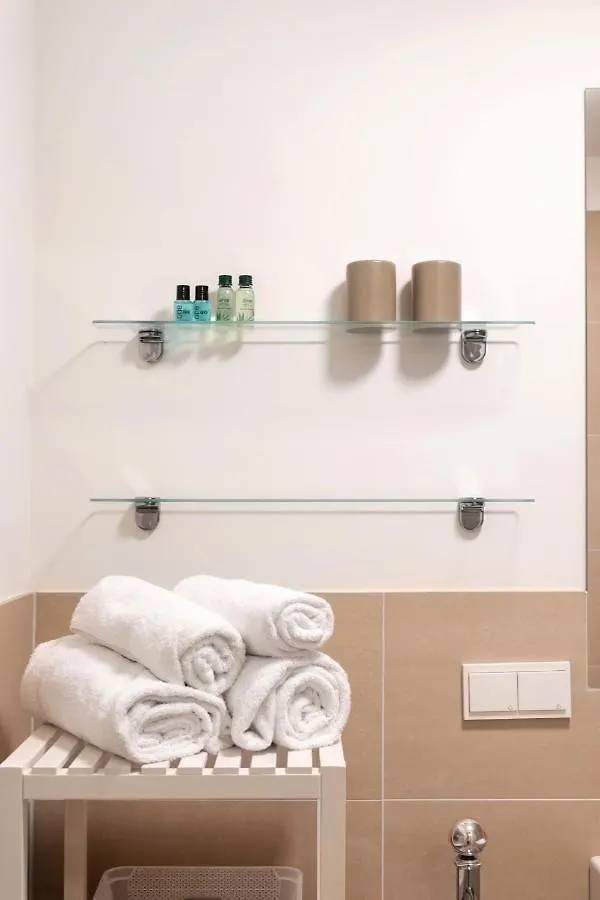 Quiet And Cozy Apartment Next To Mariahilfer Strasse And Naschmarkt With Ac, Minimum 30 Nights Vienna