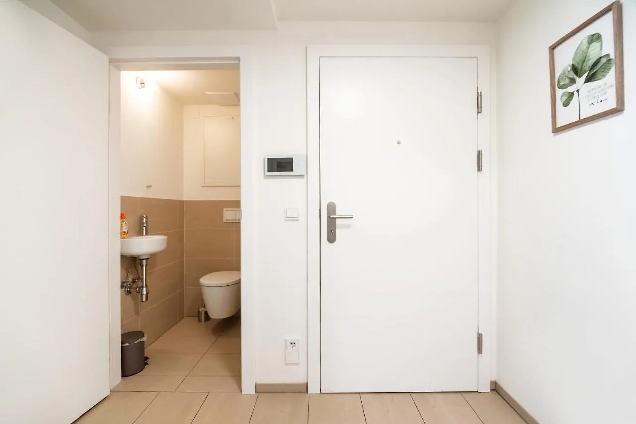 Quiet And Cozy Apartment Next To Mariahilfer Strasse And Naschmarkt With Ac, Minimum 30 Nights Vienna