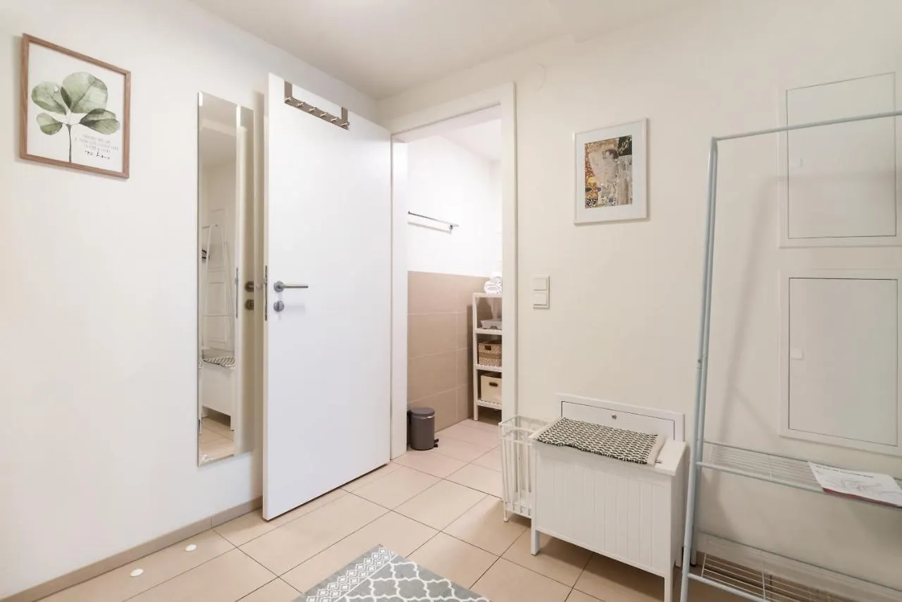Quiet And Cozy Apartment Next To Mariahilfer Strasse And Naschmarkt With Ac, Minimum 30 Nights Vienna