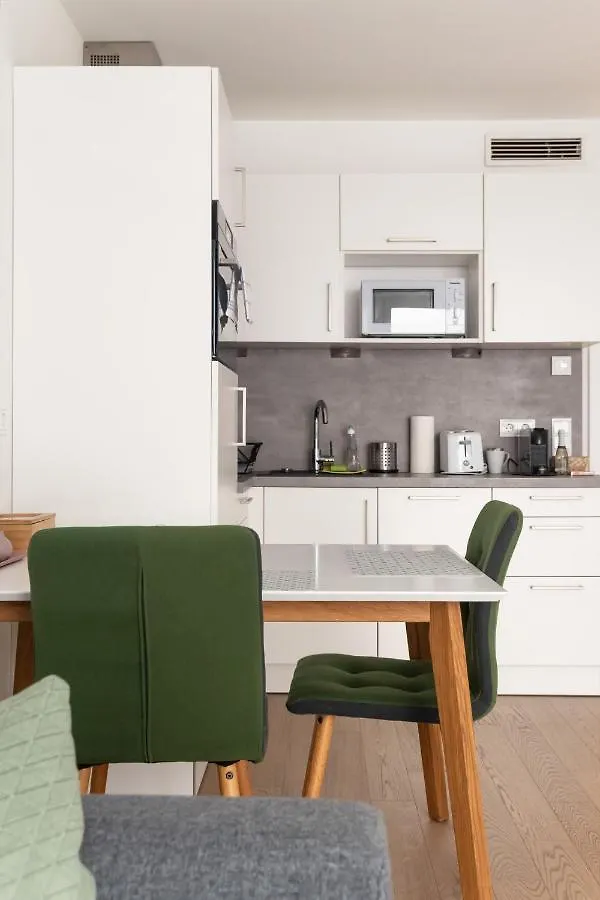 Quiet And Cozy Apartment Next To Mariahilfer Strasse And Naschmarkt With Ac, Minimum 30 Nights Vienna