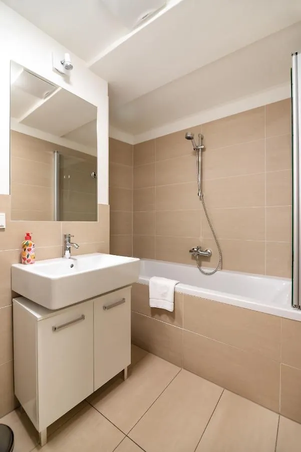 Quiet And Cozy Apartment Next To Mariahilfer Strasse And Naschmarkt With Ac, Minimum 30 Nights Vienna