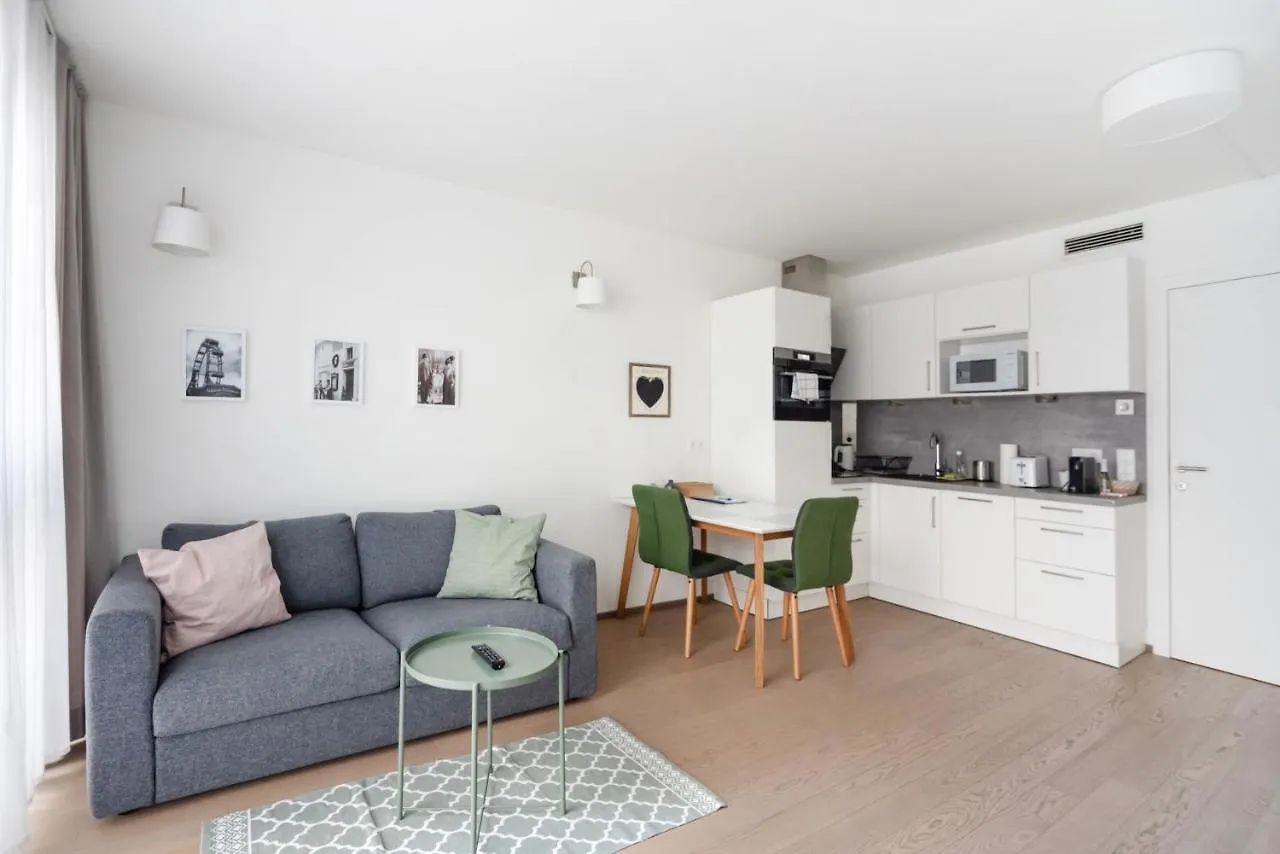 Quiet And Cozy Apartment Next To Mariahilfer Strasse And Naschmarkt With Ac, Minimum 30 Nights Vienna