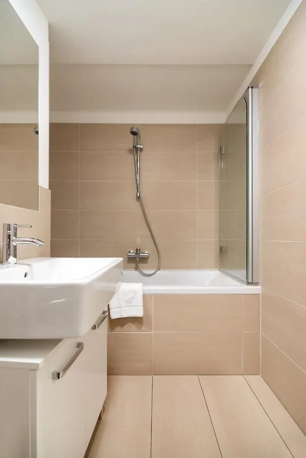 Quiet And Cozy Apartment Next To Mariahilfer Strasse And Naschmarkt With Ac, Minimum 30 Nights Vienna 0*,