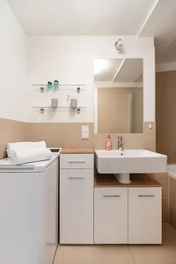 Quiet And Cozy Apartment Next To Mariahilfer Strasse And Naschmarkt With Ac, Minimum 30 Nights Vienna