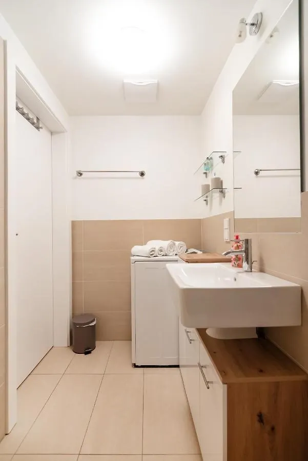 Quiet And Cozy Apartment Next To Mariahilfer Strasse And Naschmarkt With Ac, Minimum 30 Nights Vienna