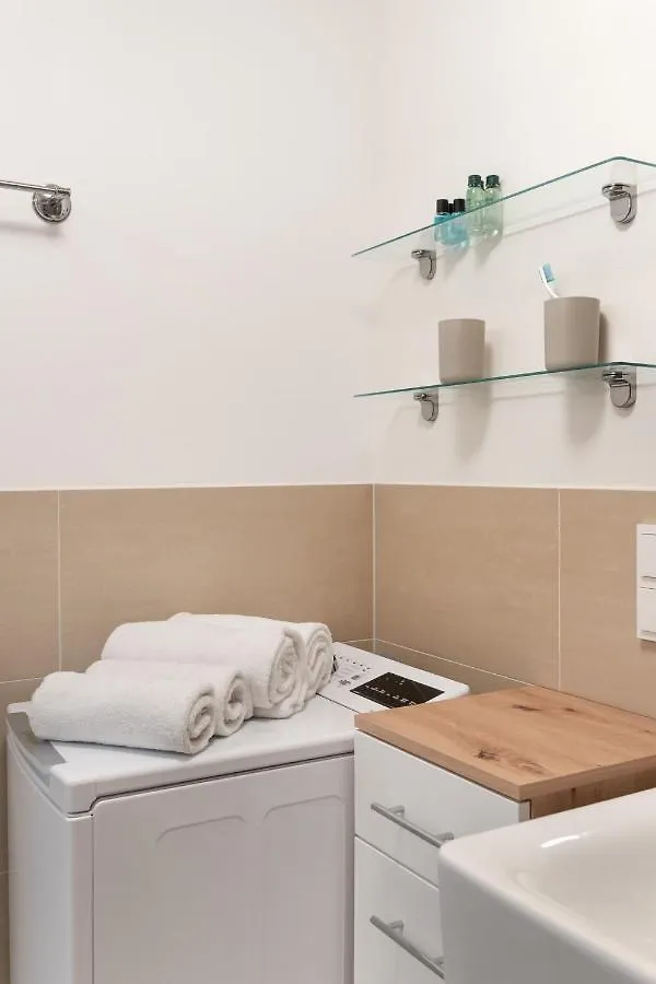 Quiet And Cozy Apartment Next To Mariahilfer Strasse And Naschmarkt With Ac, Minimum 30 Nights Vienna Austria