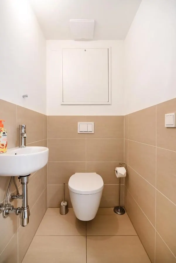 Quiet And Cozy Apartment Next To Mariahilfer Strasse And Naschmarkt With Ac, Minimum 30 Nights Vienna 0*,  Austria