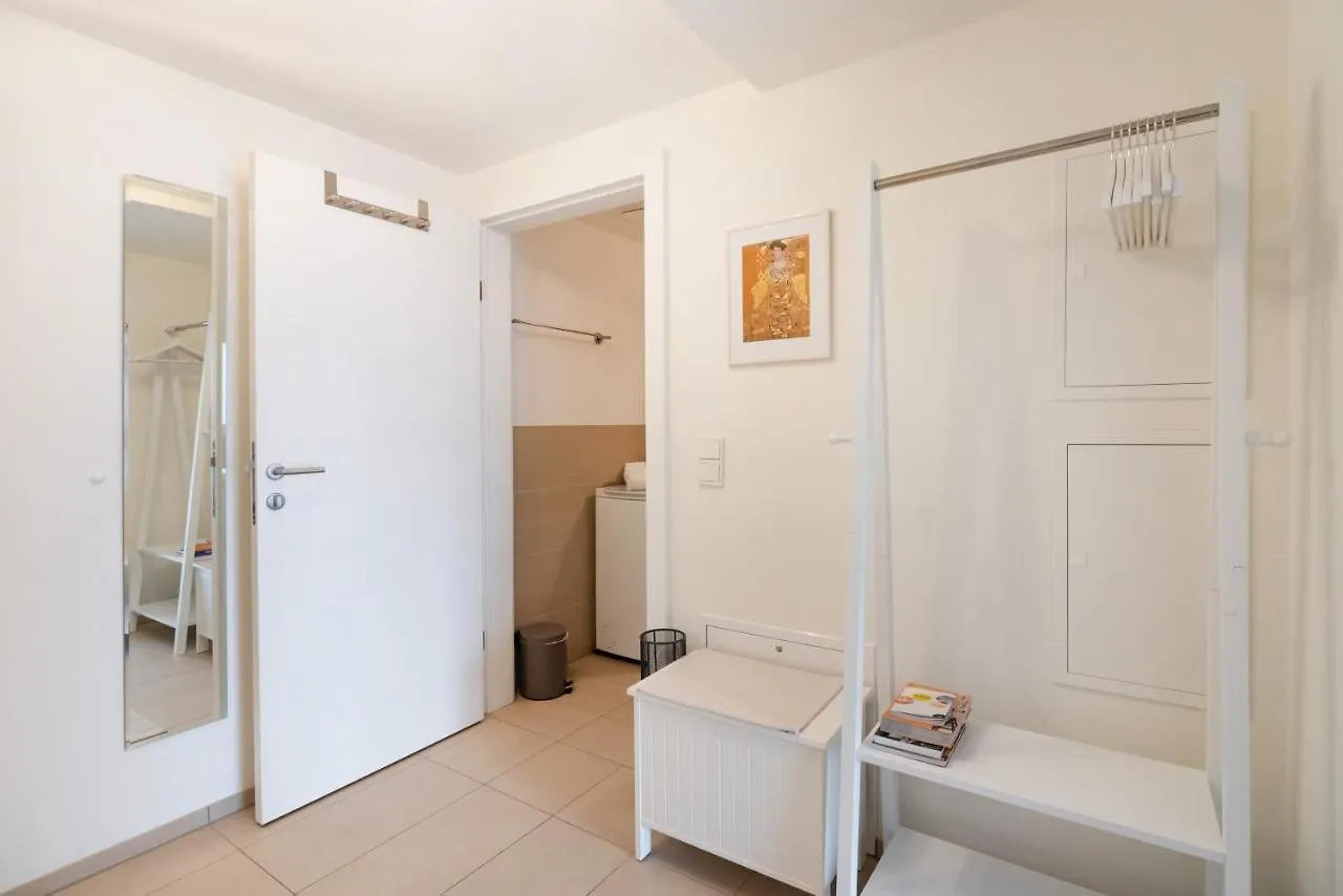 Quiet And Cozy Apartment Next To Mariahilfer Strasse And Naschmarkt With Ac, Minimum 30 Nights Vienna