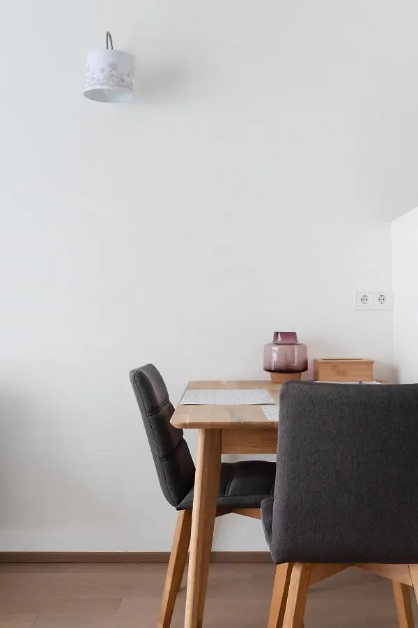 Quiet And Cozy Apartment Next To Mariahilfer Strasse And Naschmarkt With Ac, Minimum 30 Nights Vienna