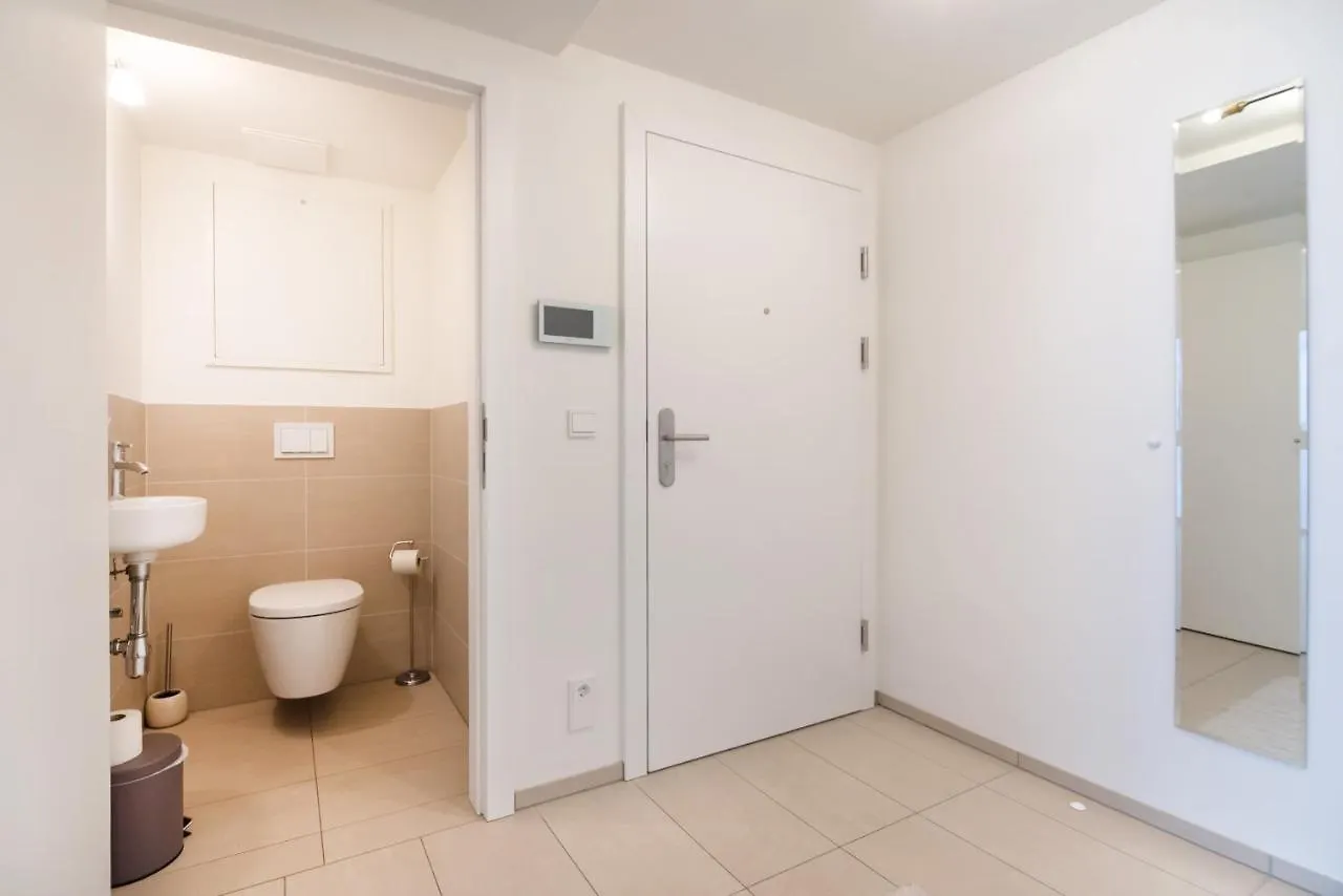 Quiet And Cozy Apartment Next To Mariahilfer Strasse And Naschmarkt With Ac, Minimum 30 Nights Vienna