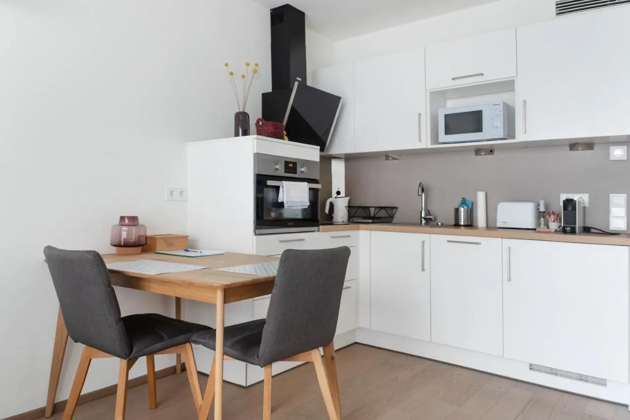 Quiet And Cozy Apartment Next To Mariahilfer Strasse And Naschmarkt With Ac, Minimum 30 Nights Vienna