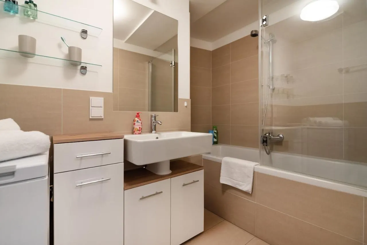Quiet And Cozy Apartment Next To Mariahilfer Strasse And Naschmarkt With Ac, Minimum 30 Nights Vienna 0*,  Austria