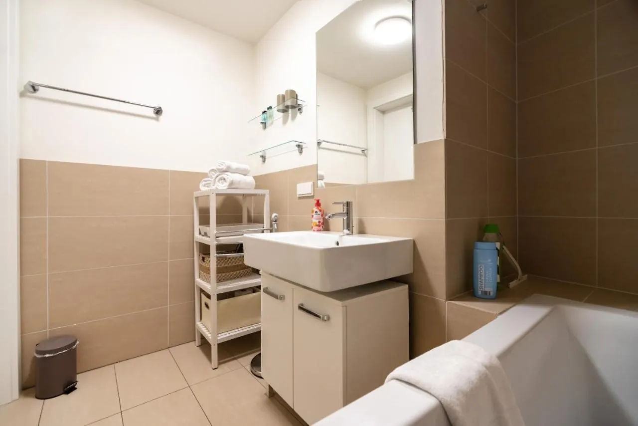 Quiet And Cozy Apartment Next To Mariahilfer Strasse And Naschmarkt With Ac, Minimum 30 Nights Wien