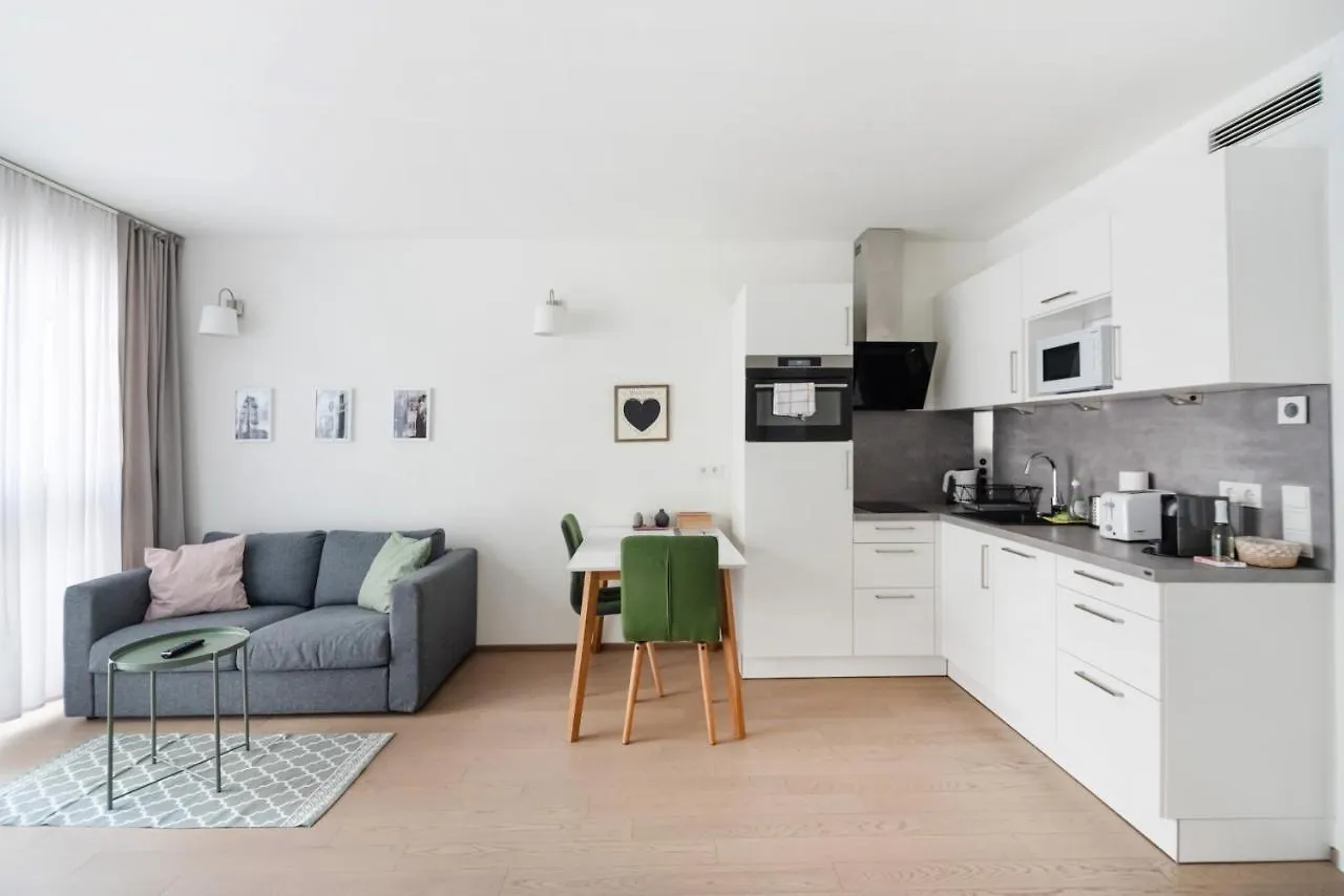 Quiet And Cozy Apartment Next To Mariahilfer Strasse And Naschmarkt With Ac, Minimum 30 Nights Wien